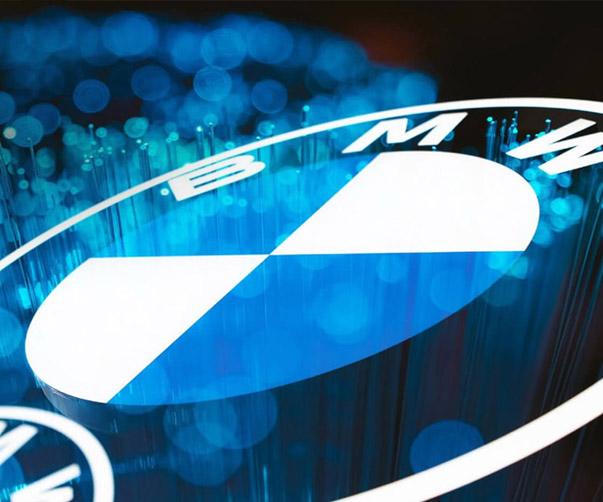 围观宝马发布的全新LOGO设计